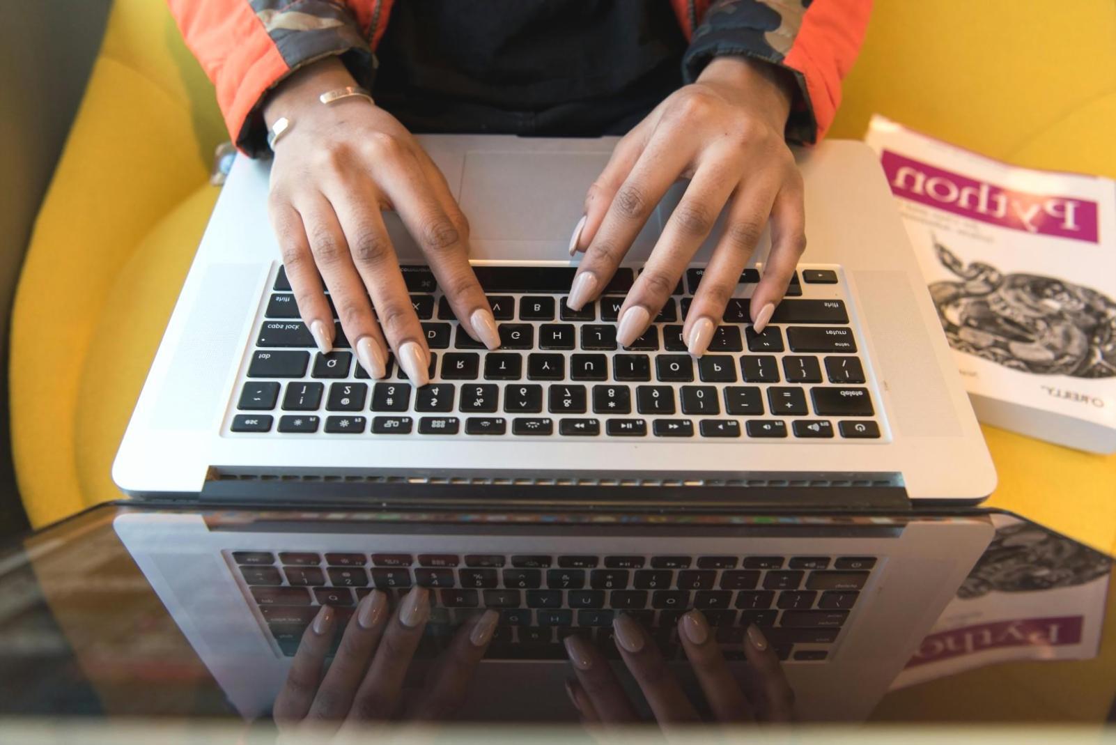 Metodologia pratica di insegnamento dell'etica AI con casi studio reali
